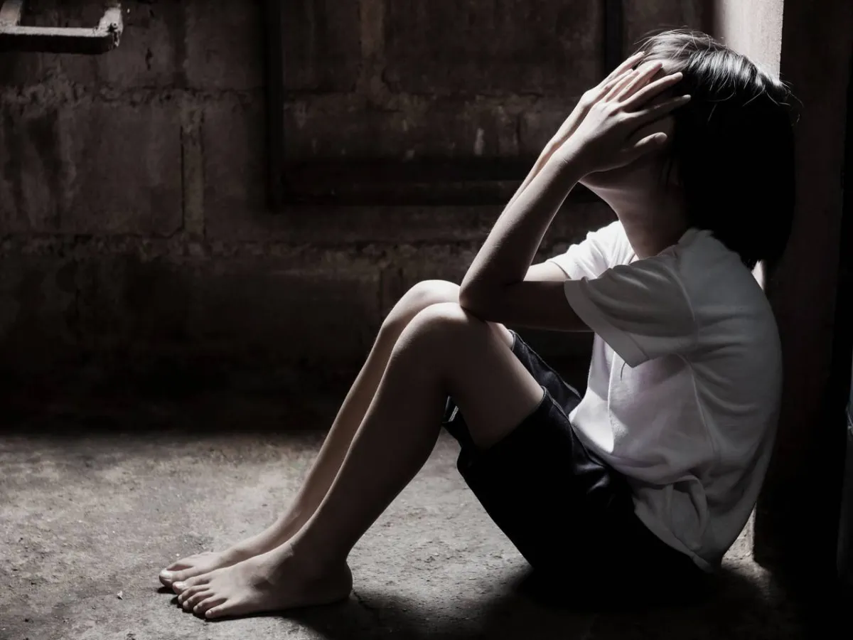 صورة لمعاناة طفل من التنمر