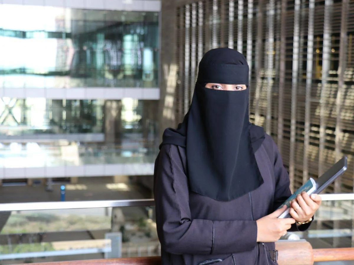 تظهر الصورة شخصية سارة الغامدي