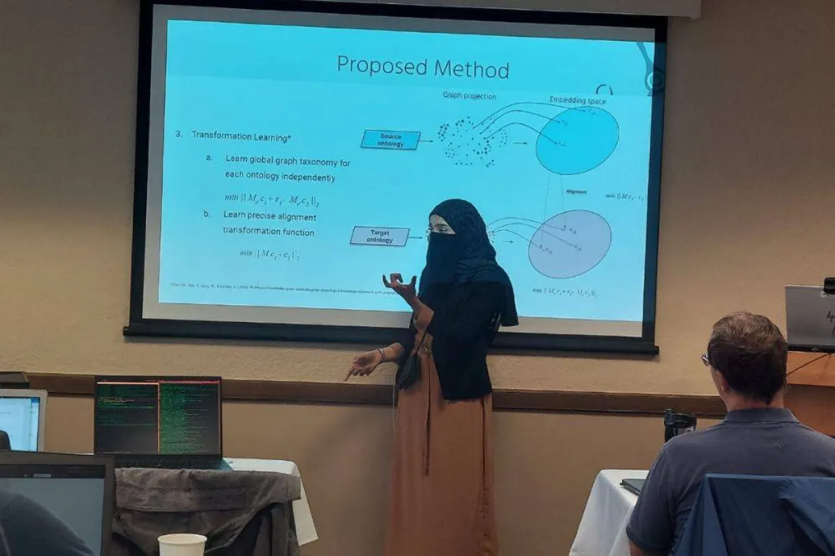 تظهر الصورة شخصية سارة الغامدي