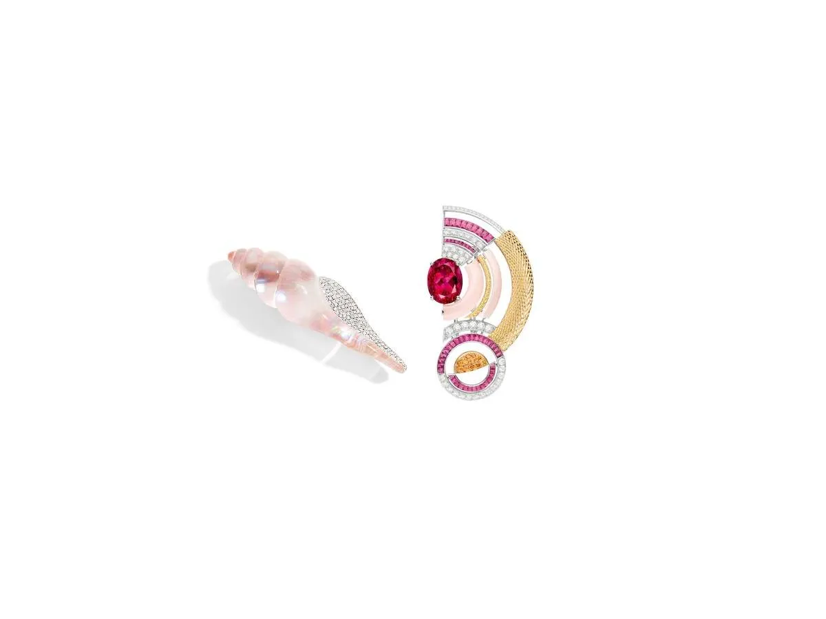 بتصاميم فاخرة تخطف العيون.. أجمل بروشات باللون الوردي تناسب العباية