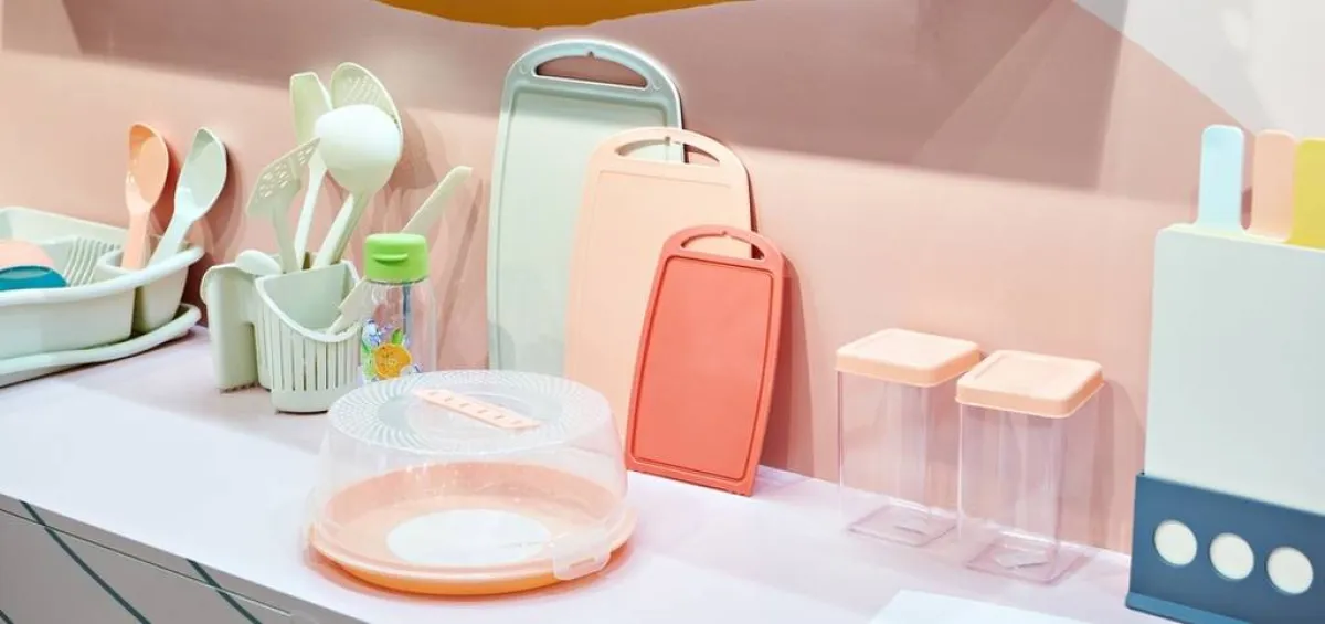 أوان بلاستيكيّة للمطبخ