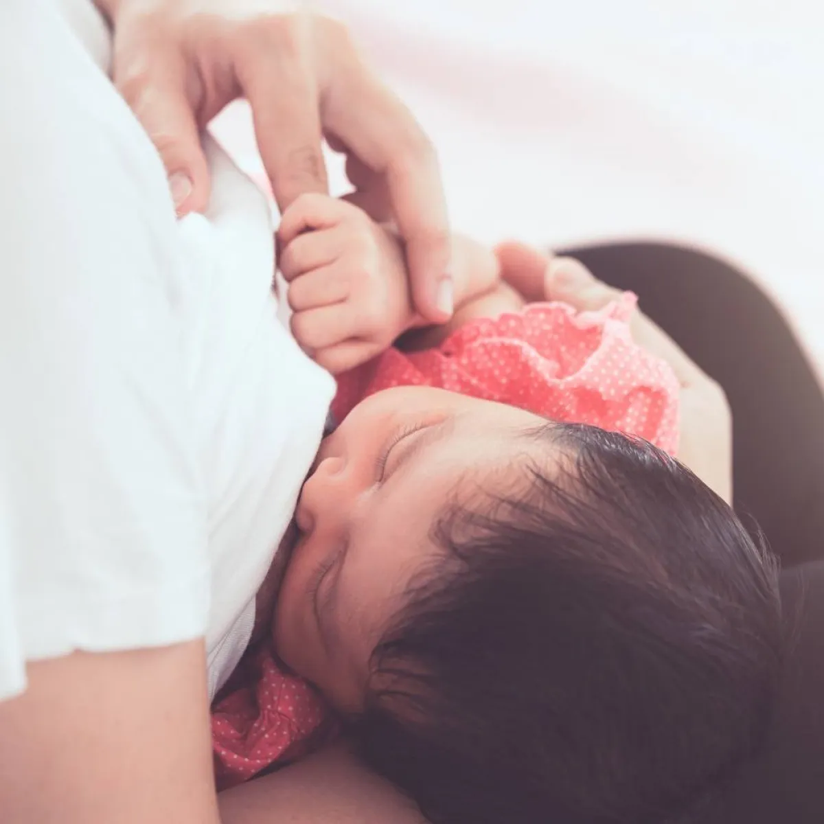 صورة لأم ترضع طفلها