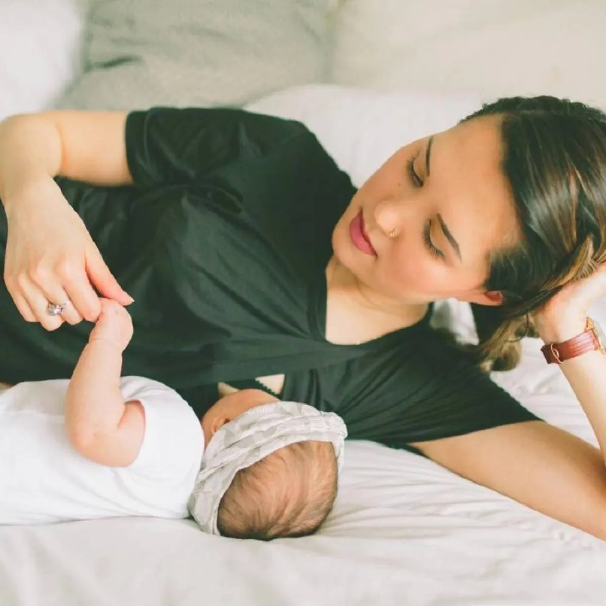 صورة لأم ترضع طفلها