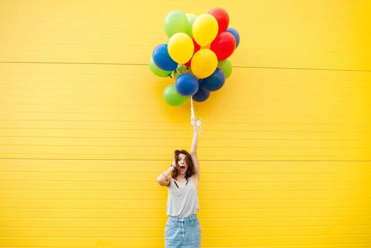 صورة لفتاة مرحة