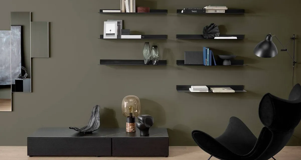 رفوف خشبيّة