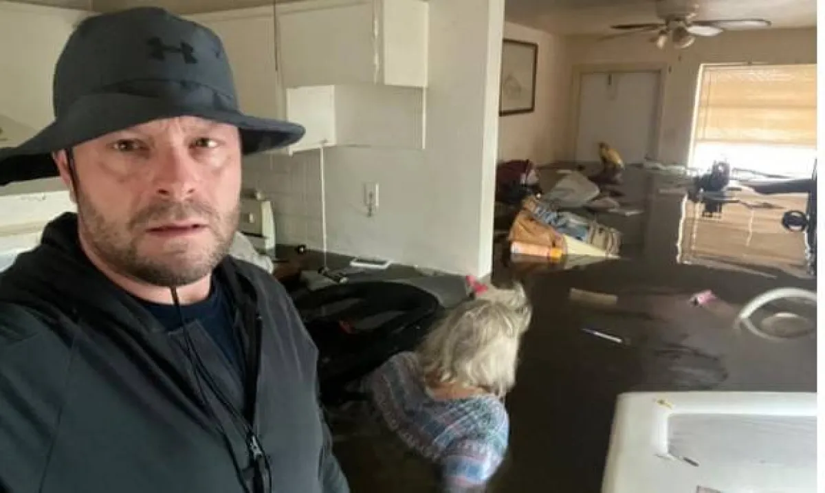 رجل ينقذ أمه القعيدة 