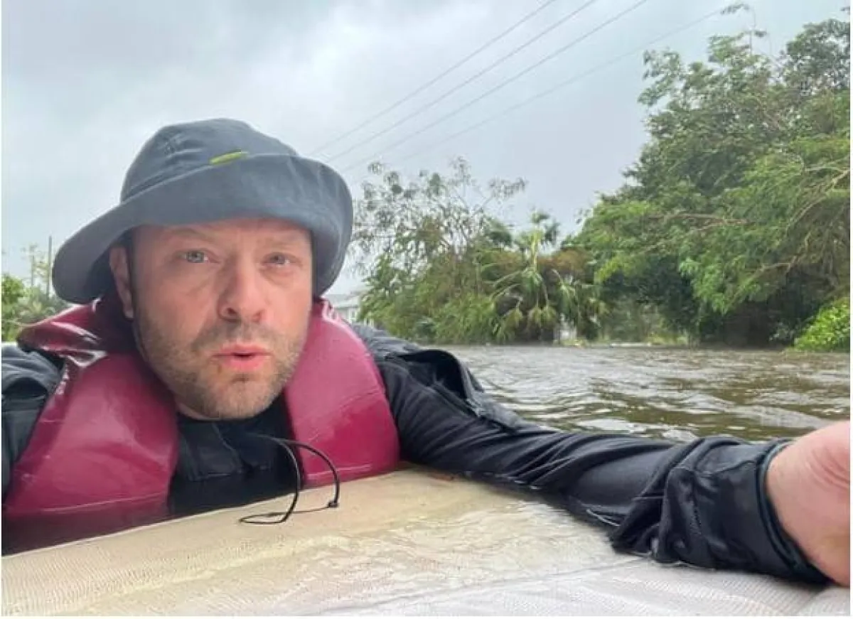 رجل ينقذ أمه القعيدة 