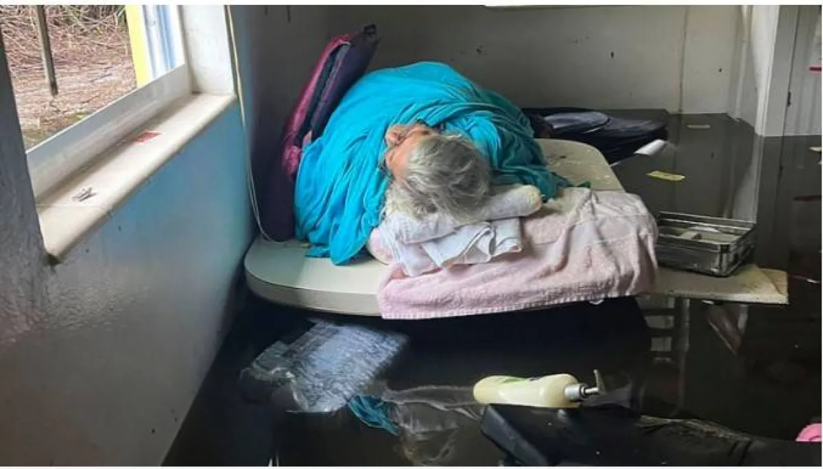 رجل ينقذ أمه القعيدة 