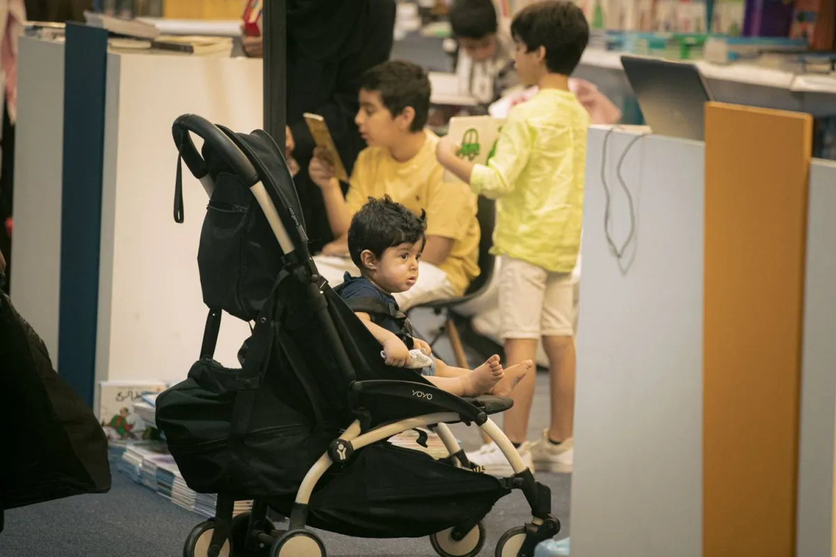 كتب تجذب الأطفال داخل جناح مخصص لكتب الأطفال 