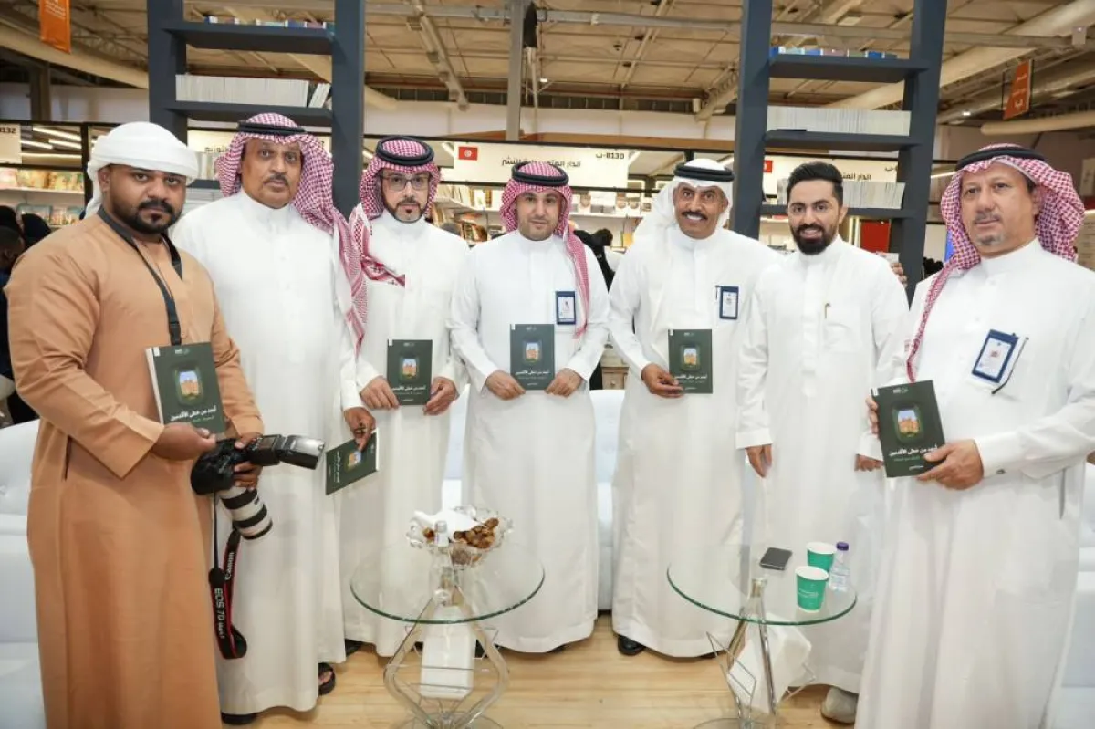 صورة جماعية في جناح تشكيل