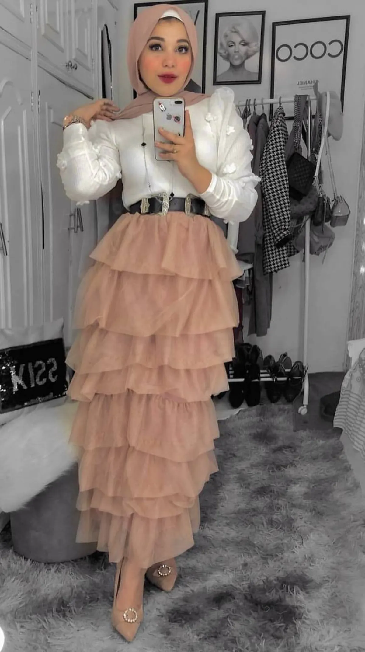 حنان الحكيم بتنورة ذات طبقات متعددة