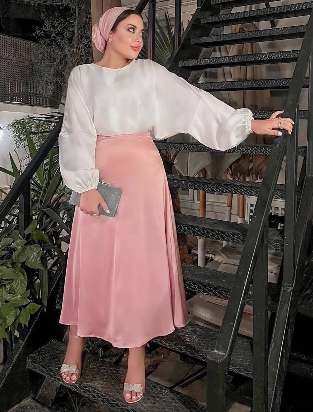 هاجر جمال بتنورة الساتان