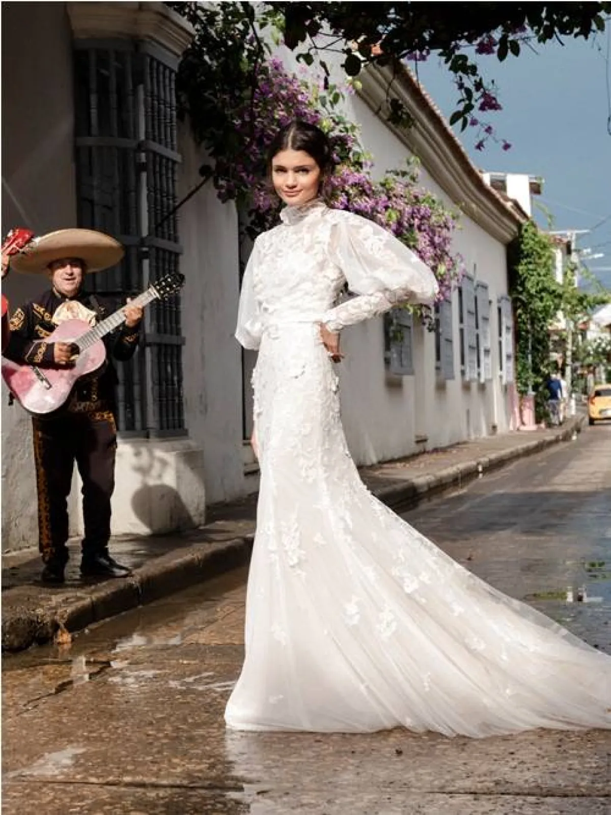 فستان زفاف بياقة عالية من مونيك لولييه Monique Lhuillier