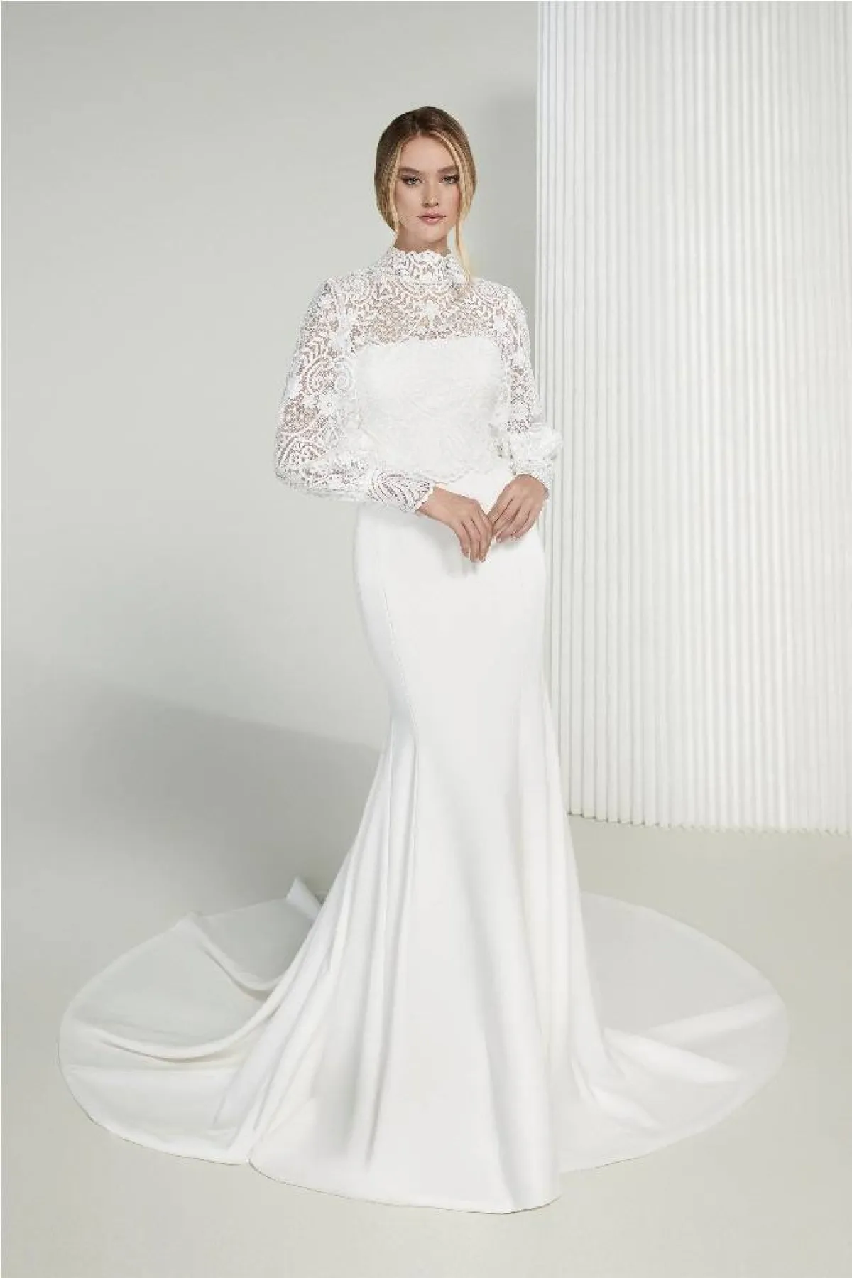 فساتين زفاف بياقة عالية من جاستن ألكسنر Justin Alexander