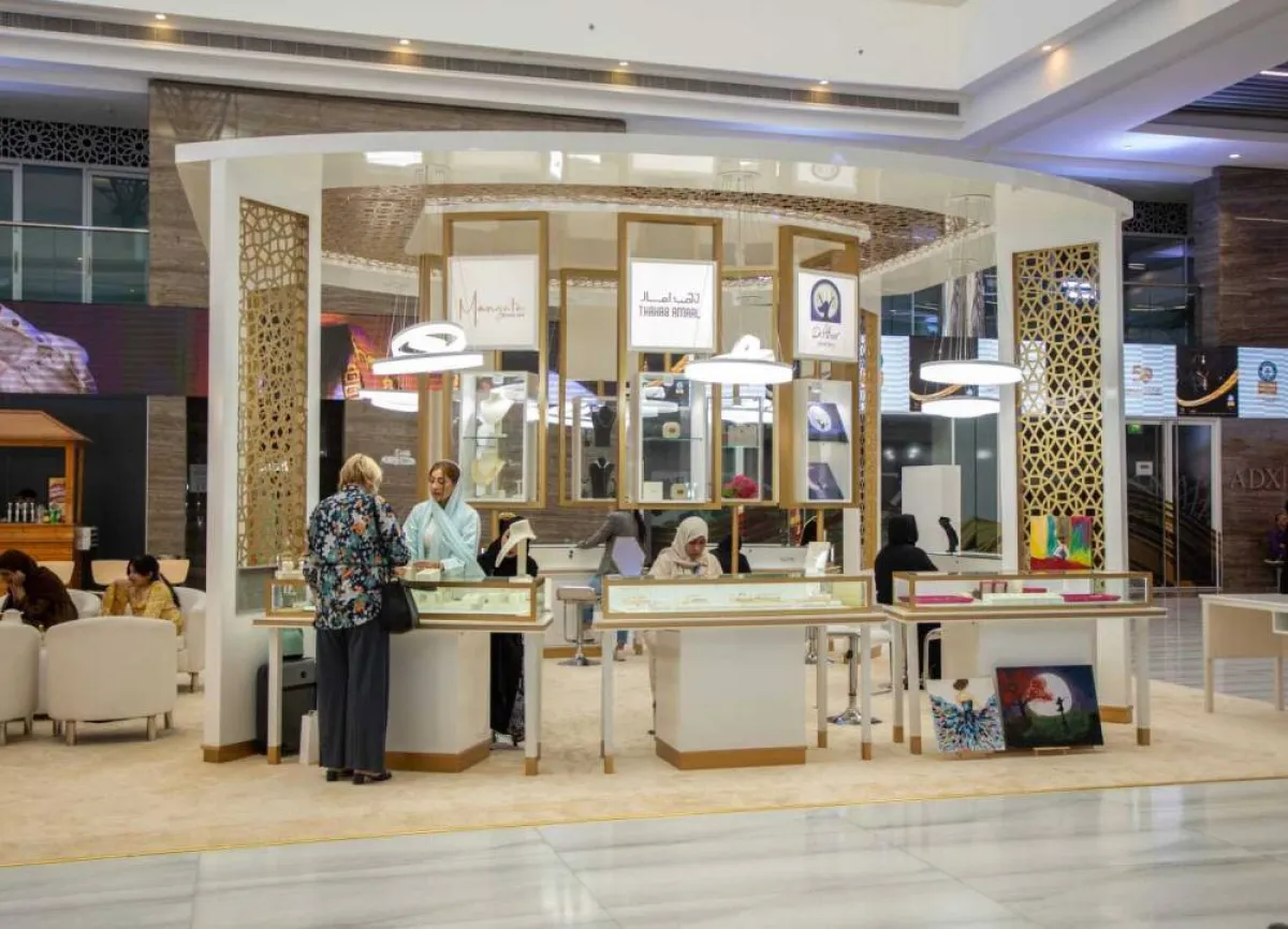 20 مصممة إماراتية يخطفن أنظار زوار اليوبيل الذهبي لمعرض "الساعات والمجوهرات". الصورة من "وام"