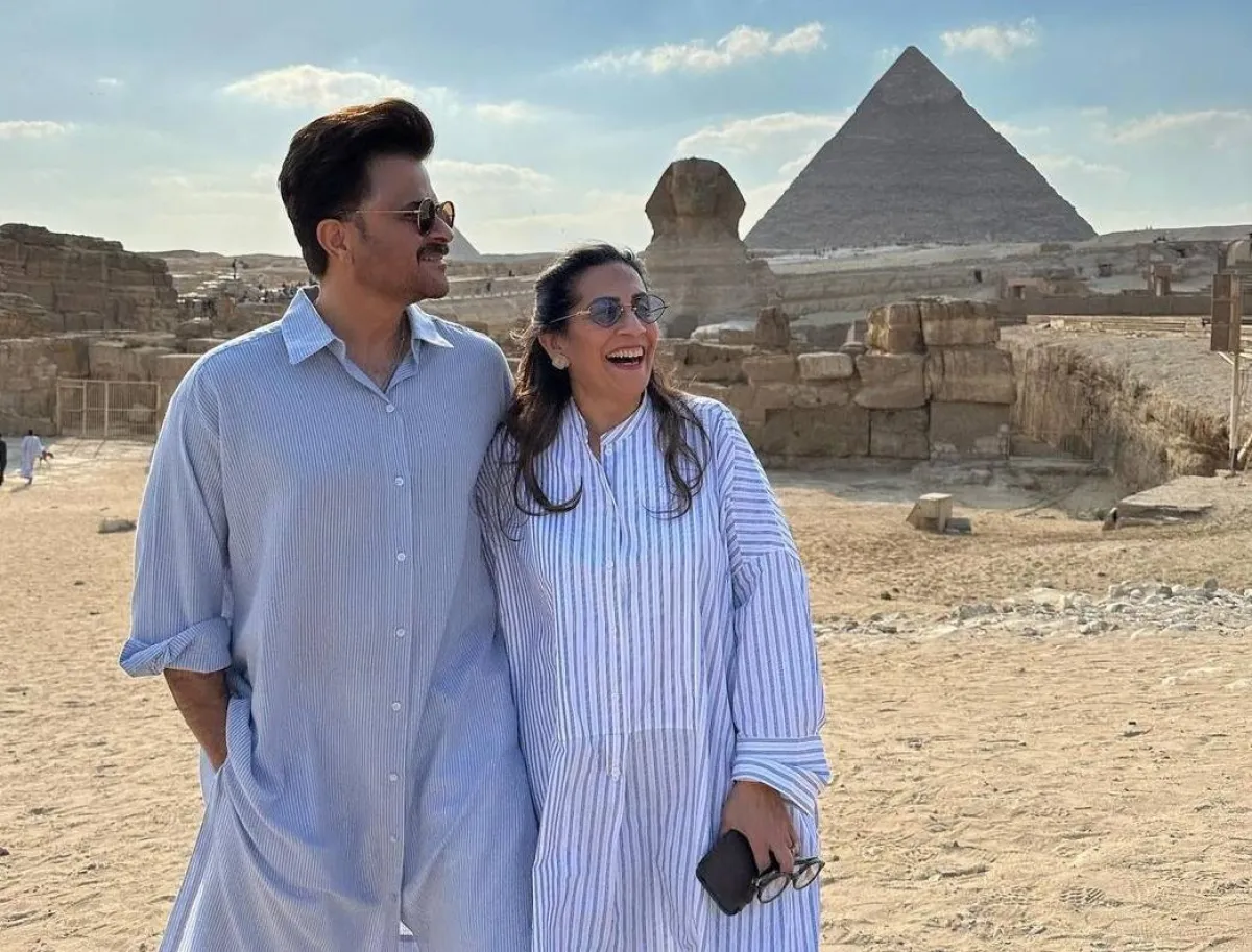 أنيل كابور وزوجته سونيتا كابور أمام الأهرامات- الصورة من حسالب أنيل كابور على إنستغرام