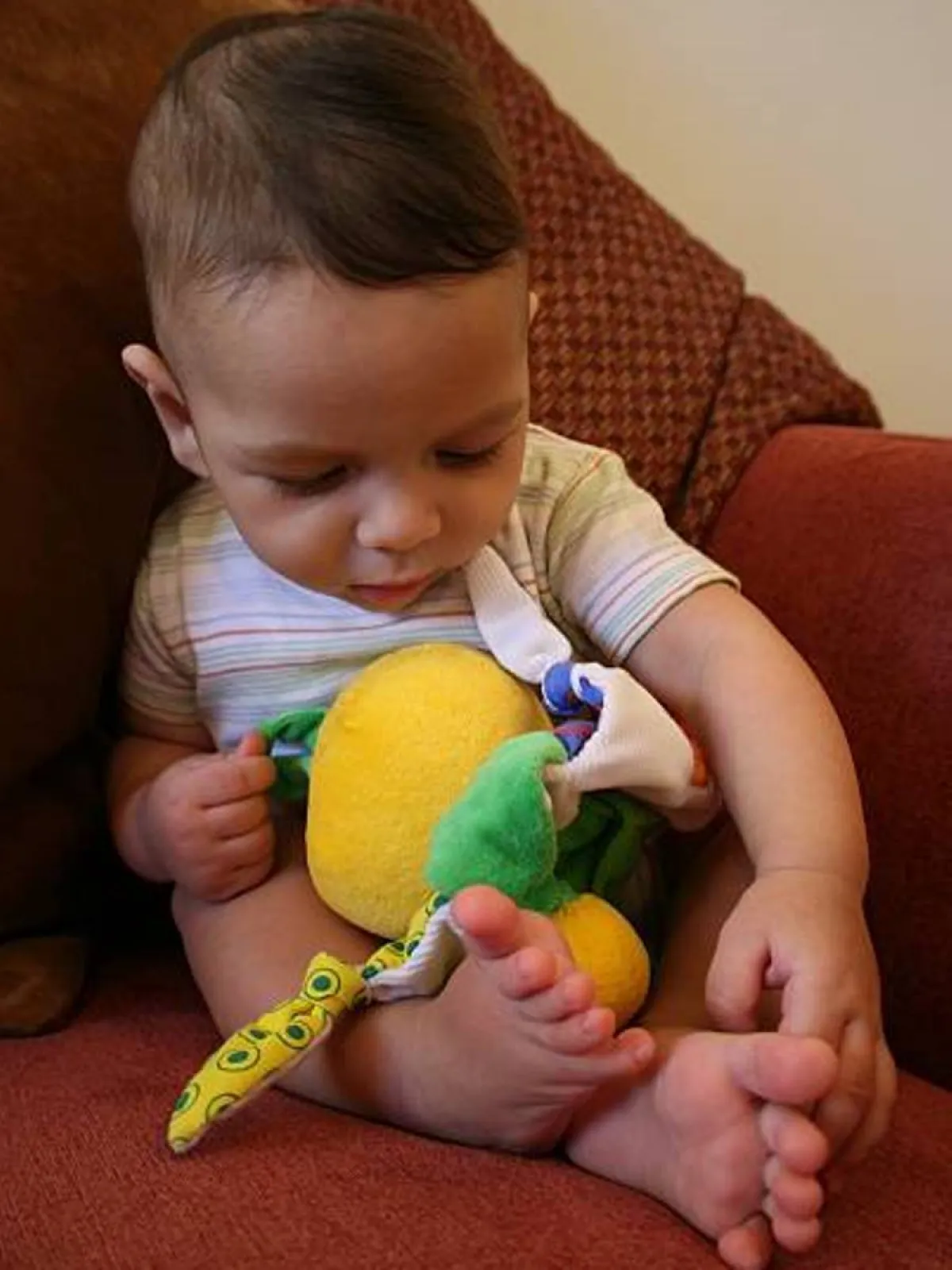 صورة لطفل في الشهر الخامس، يحاول الجلوس