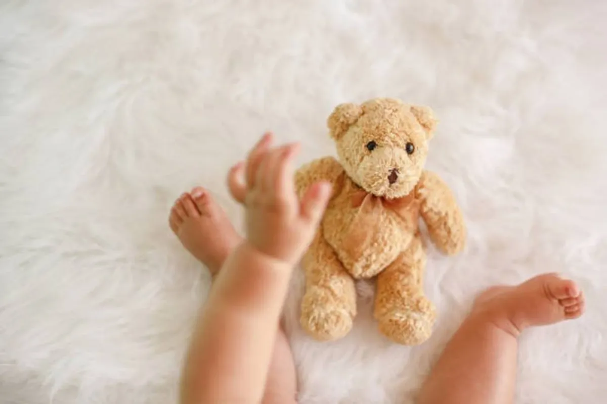 صورة لطفل يمُد يده نحو الأشياء