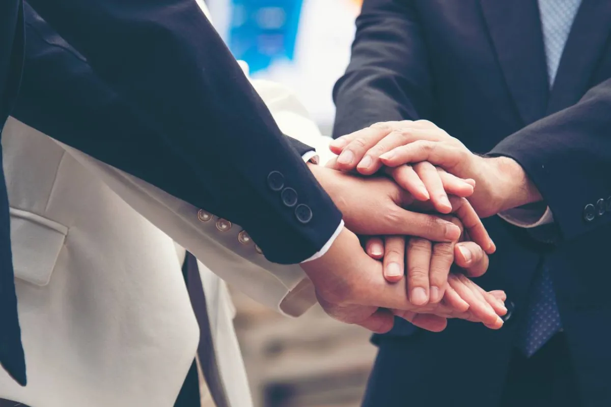 صورة لتصافح الأيدي - الصورة من Adobestock 