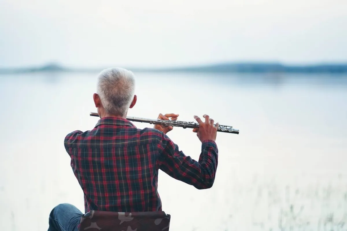 صورة لرجل يعزف على الناي - الصورة من Adobestock 