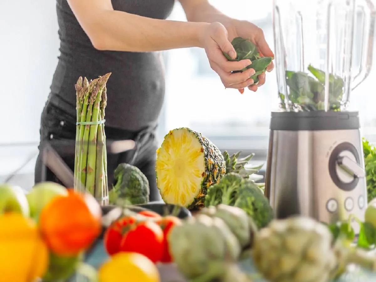 صورة لامرأة حامل تحضر الطعام