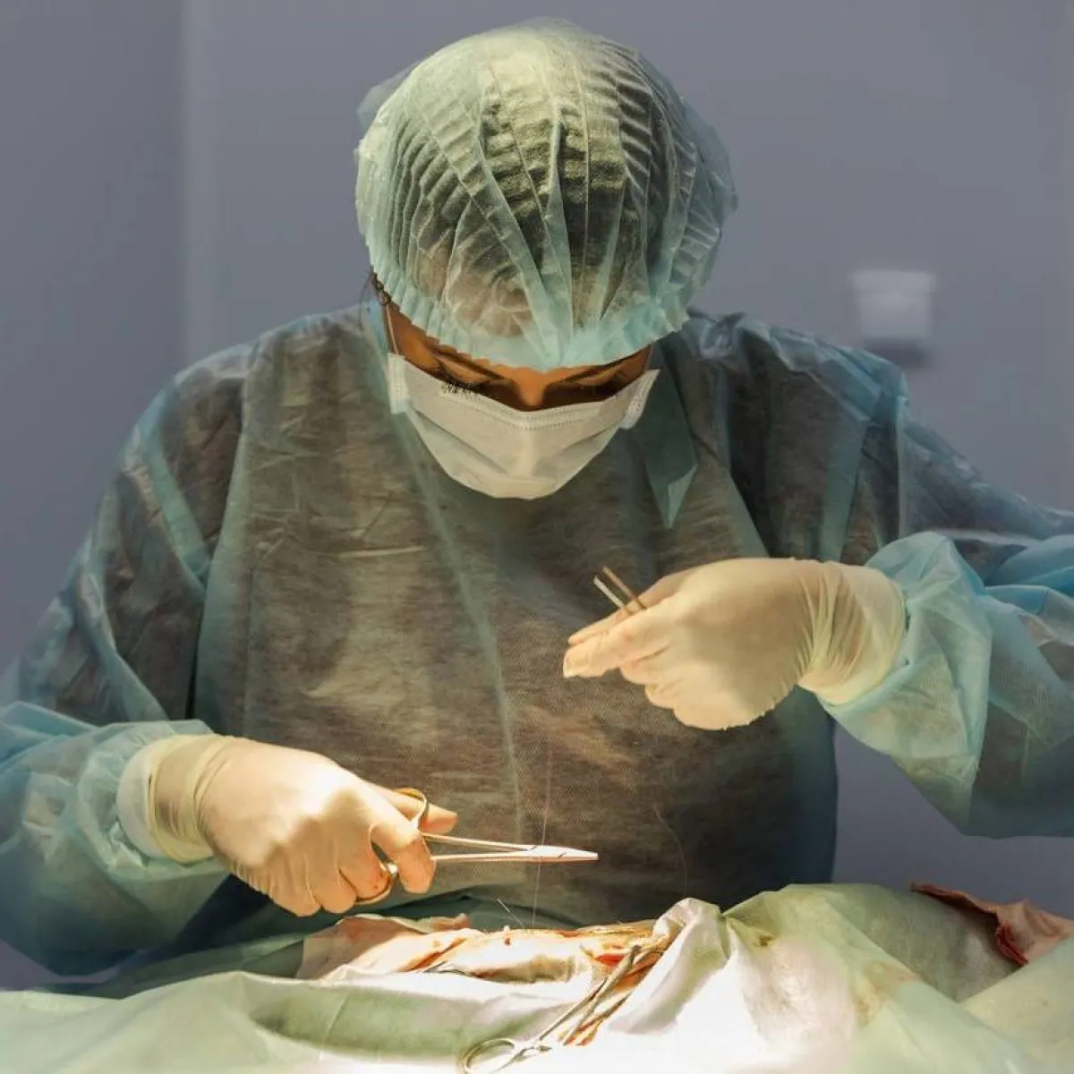 صورة لطبيب  يقوم بعمله