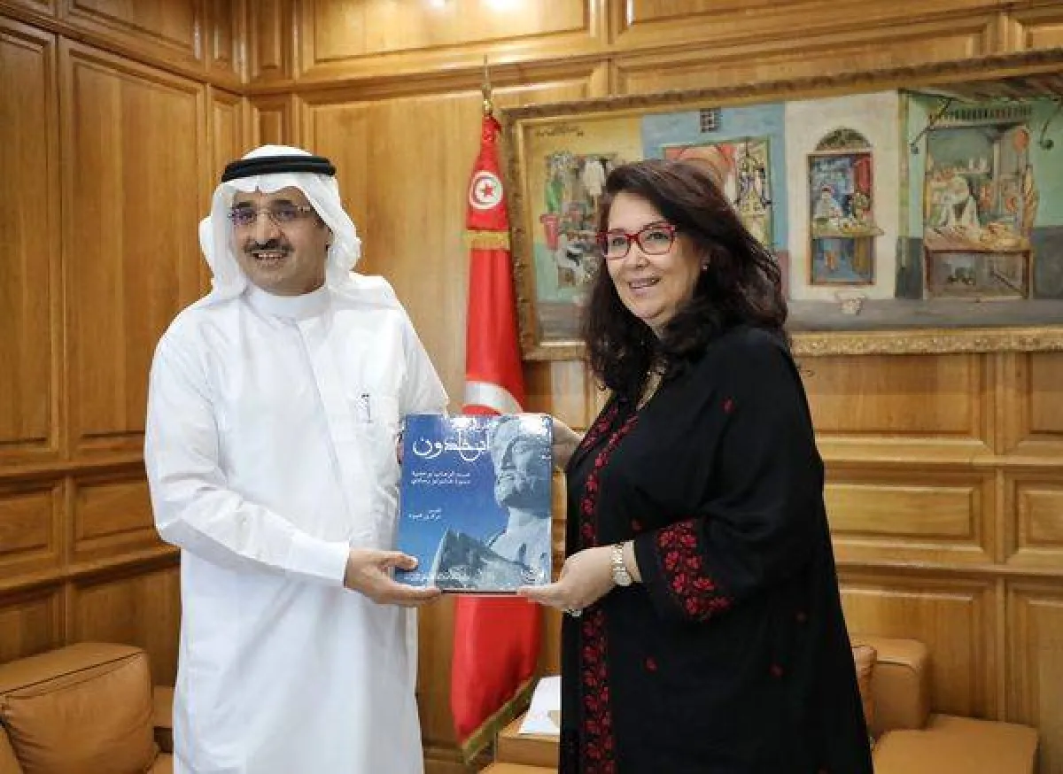 حياة قطاط القرمازي وزيرة  الثقافة وعبد العزيز بن على الصقرسفير  المملكة العربية السعودية بتونس - الصورة من حساب وزارة الثقافة على الفيسبوك