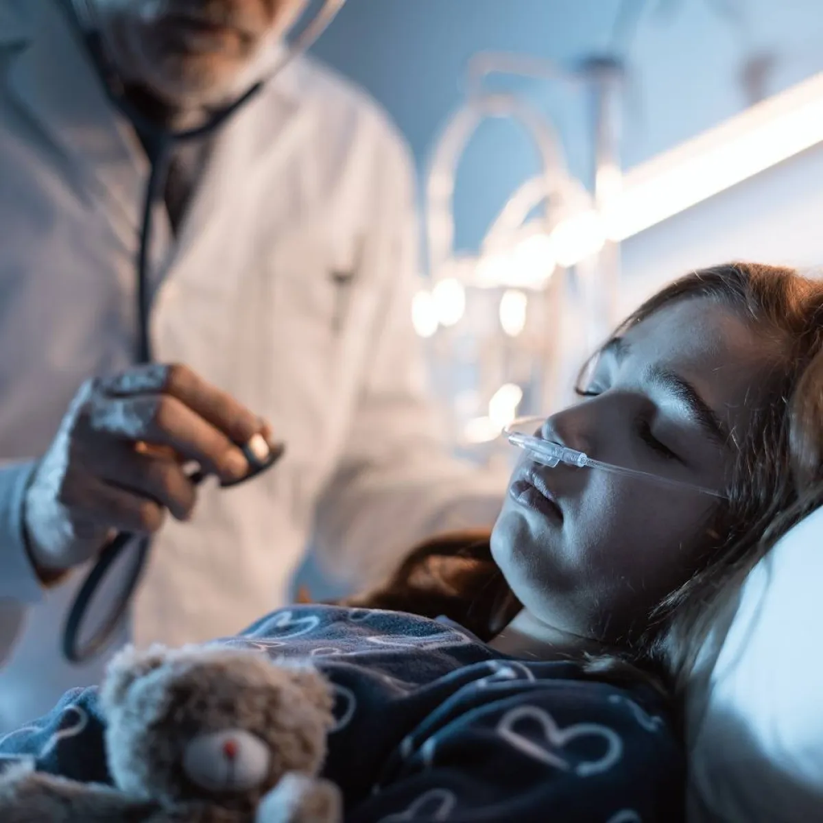 صورة لطفل  وطبيب