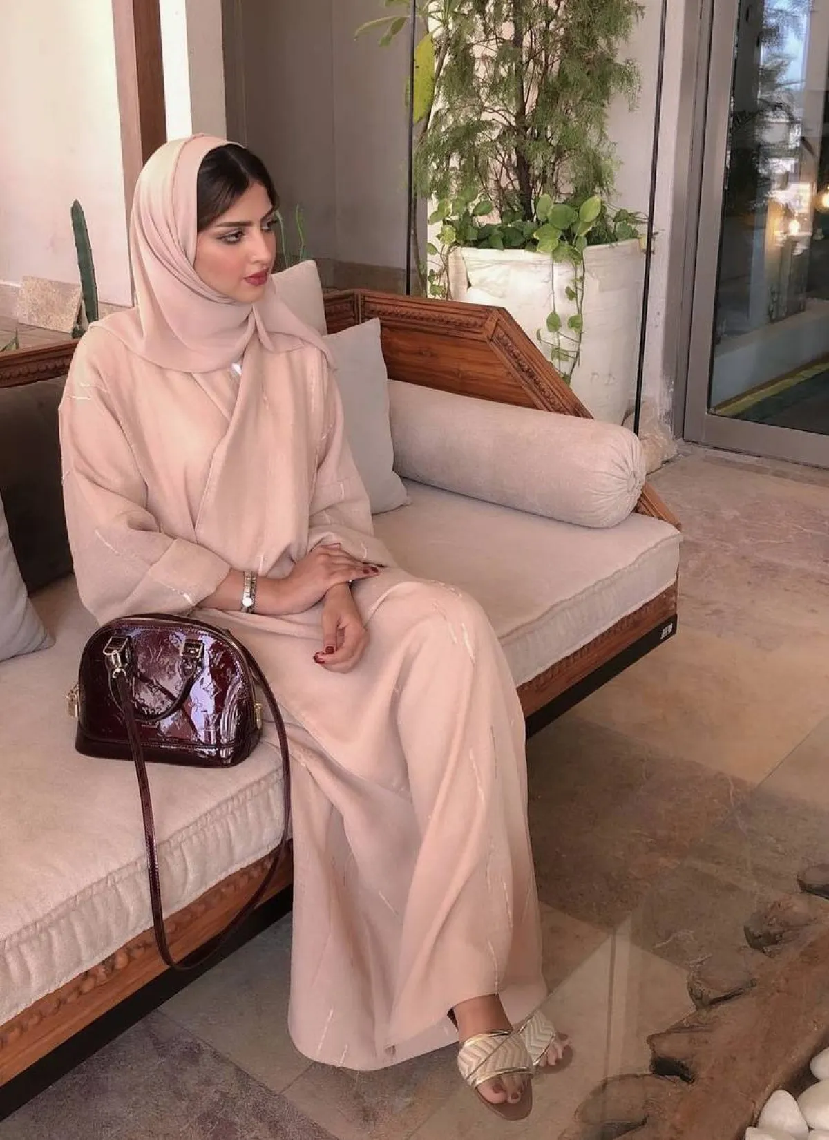 حوراء اللواتي بعباية زهرية