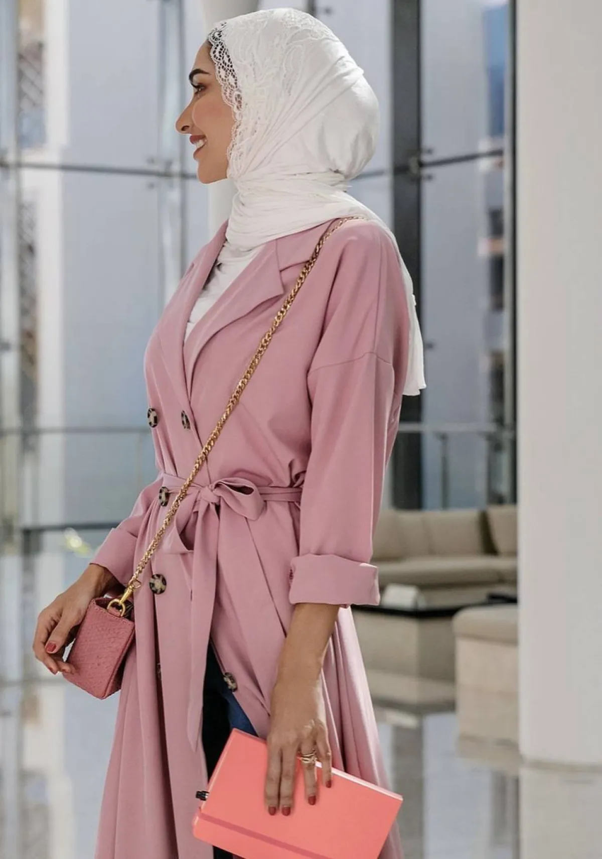 بسمة آل عيسى بعباية البليزر