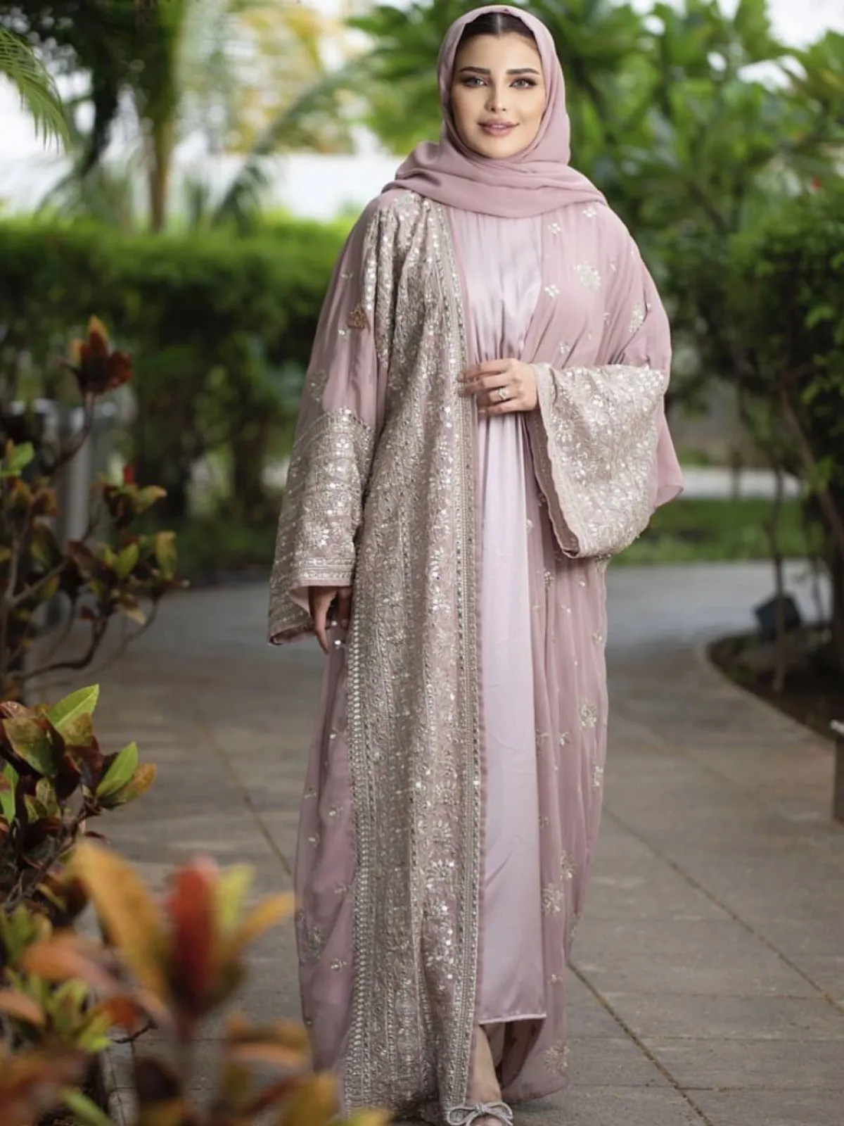 حوراء الفارسي بالعباية المطرزة