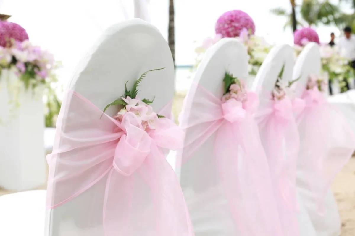 نموذج عن استخدامات اللون الزهري في حفل الزفاف