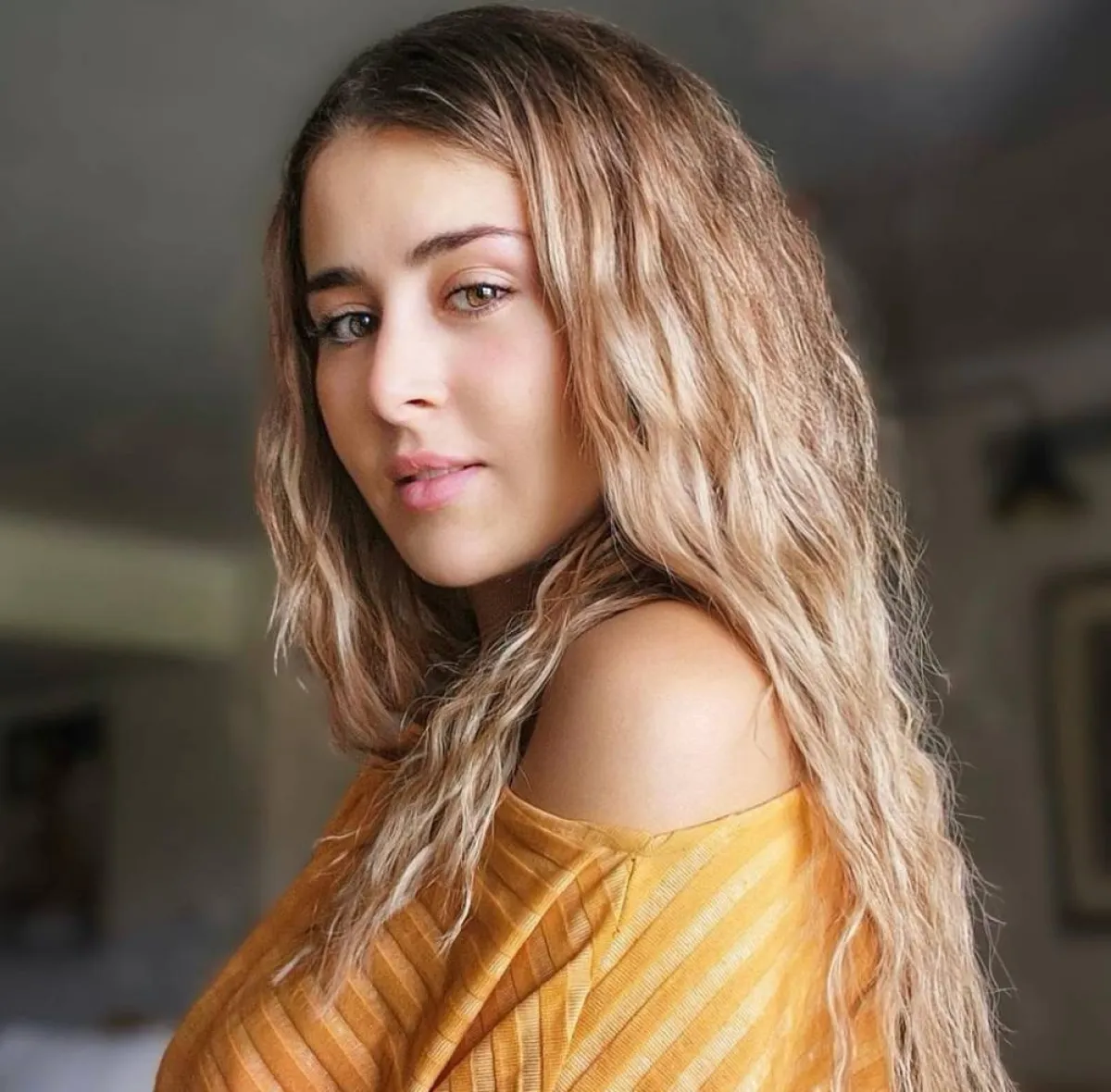 عائشة بن أحمد - صورة من صفحتها الرسمية على انستغرام