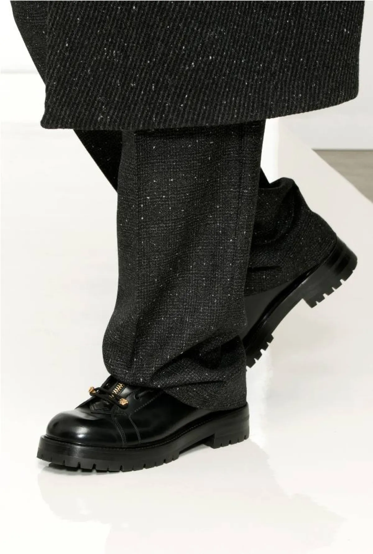 حذاء جلدي باللون الأسود من فيرساتشي «Versace»