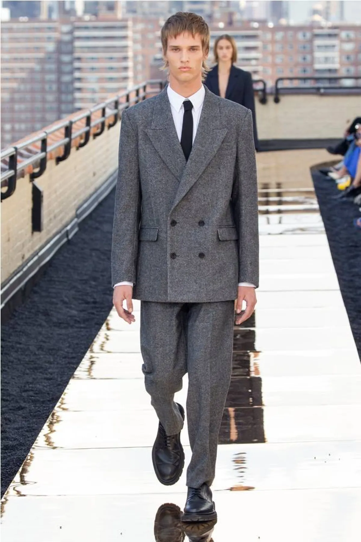 أحذية جلدية باللون الأسود للرجل من كوس «Cos»