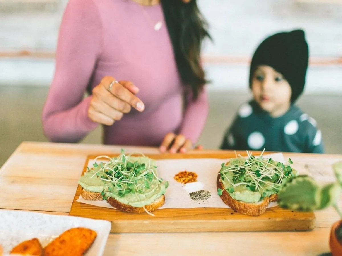 صورة لأم تحضر طعام مع طفلها