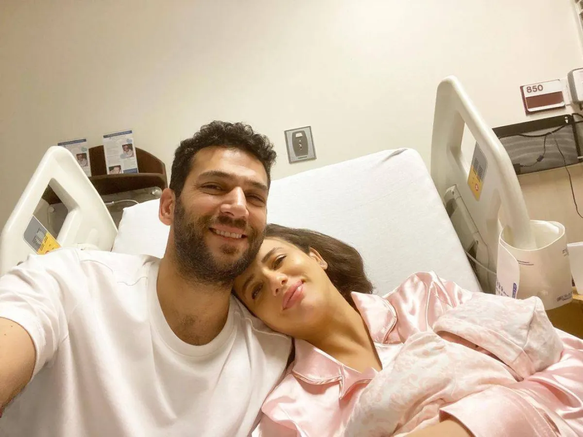 مراد يلدريم يشارك متابعيه صورة جديدة برفقة زوجته وابنتهما ميراي-صورة من صفحته الرسمية على انستغرام 