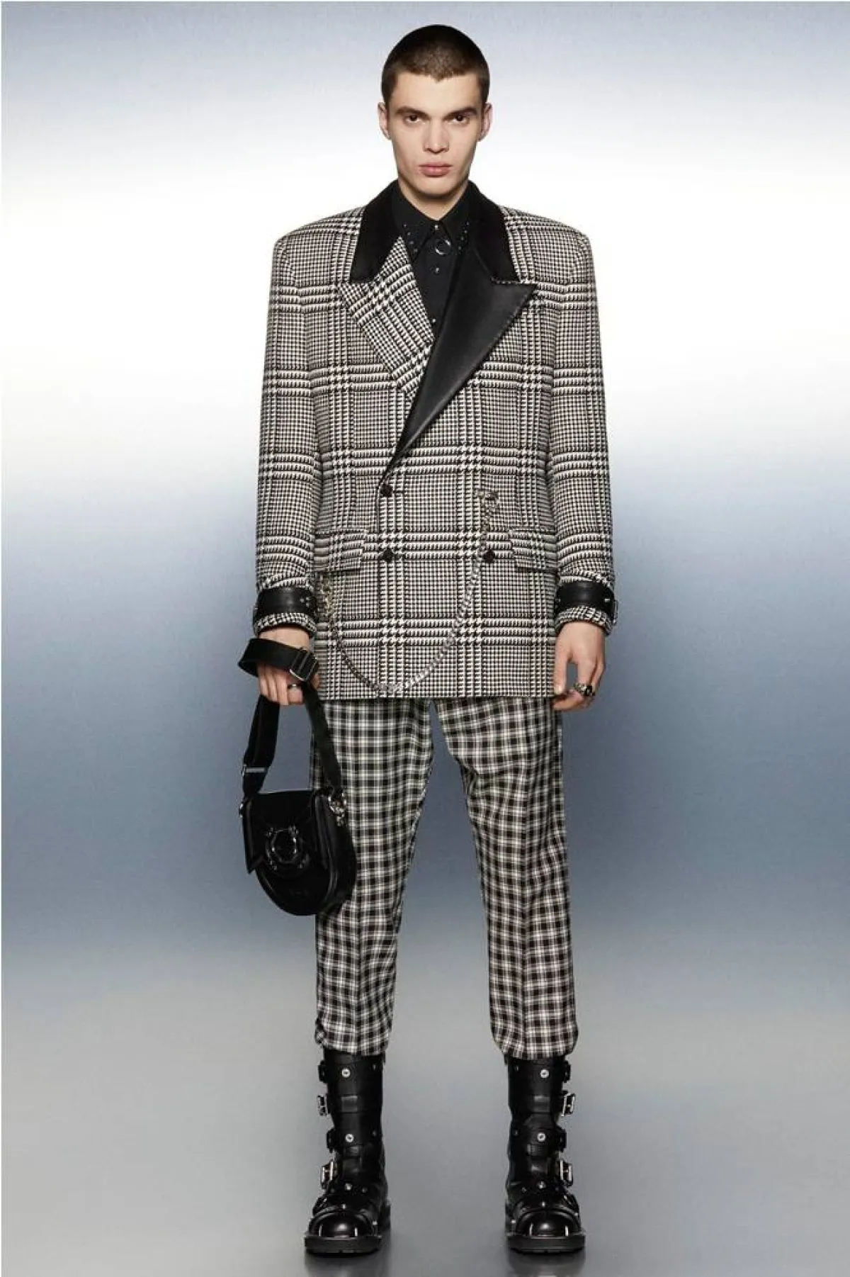 أزياء مزيَّنة بالمربَّعات للرجل من روبرتو كافالي «Roberto Cavalli»