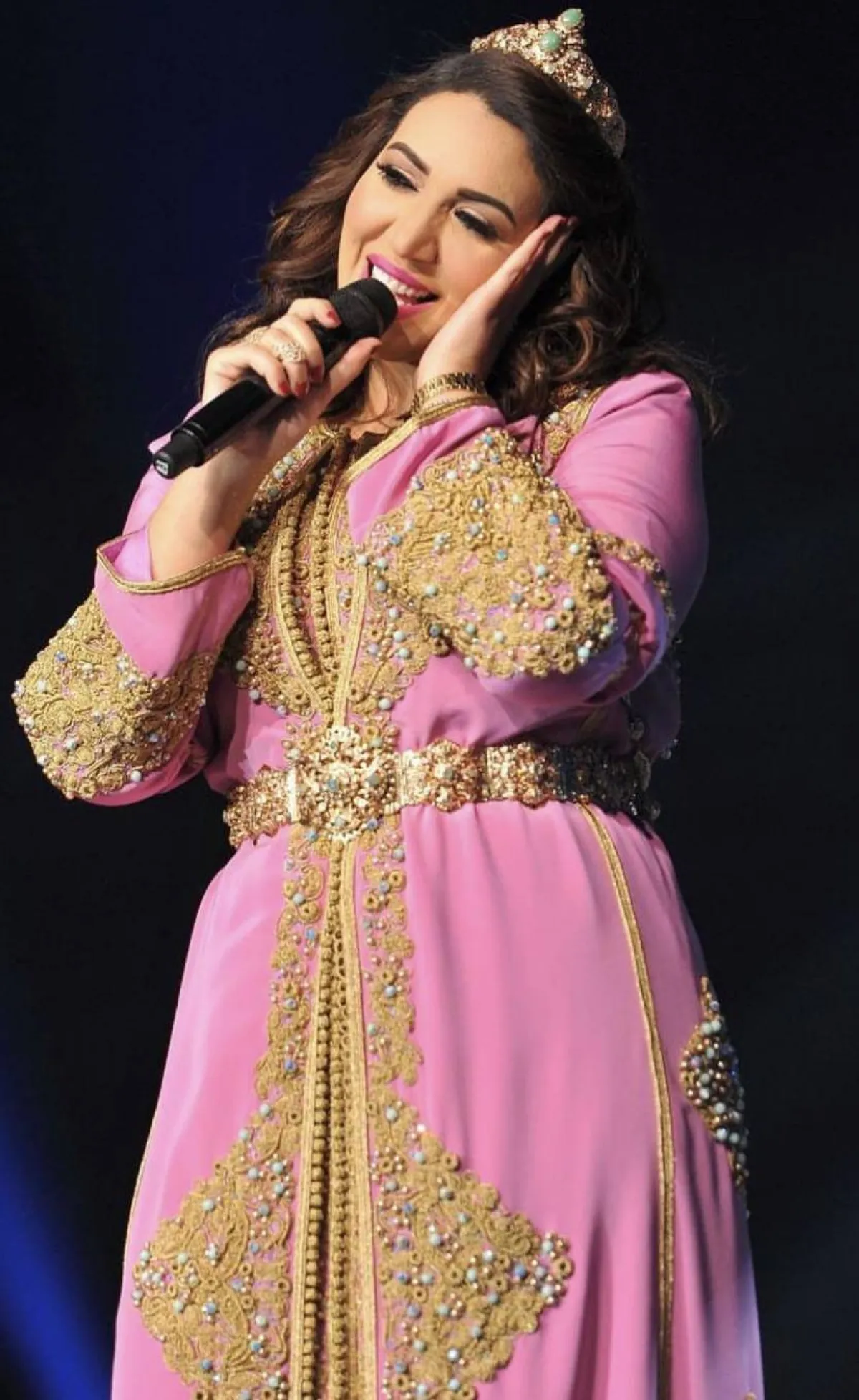 اسماء المنور بقفطان زهري