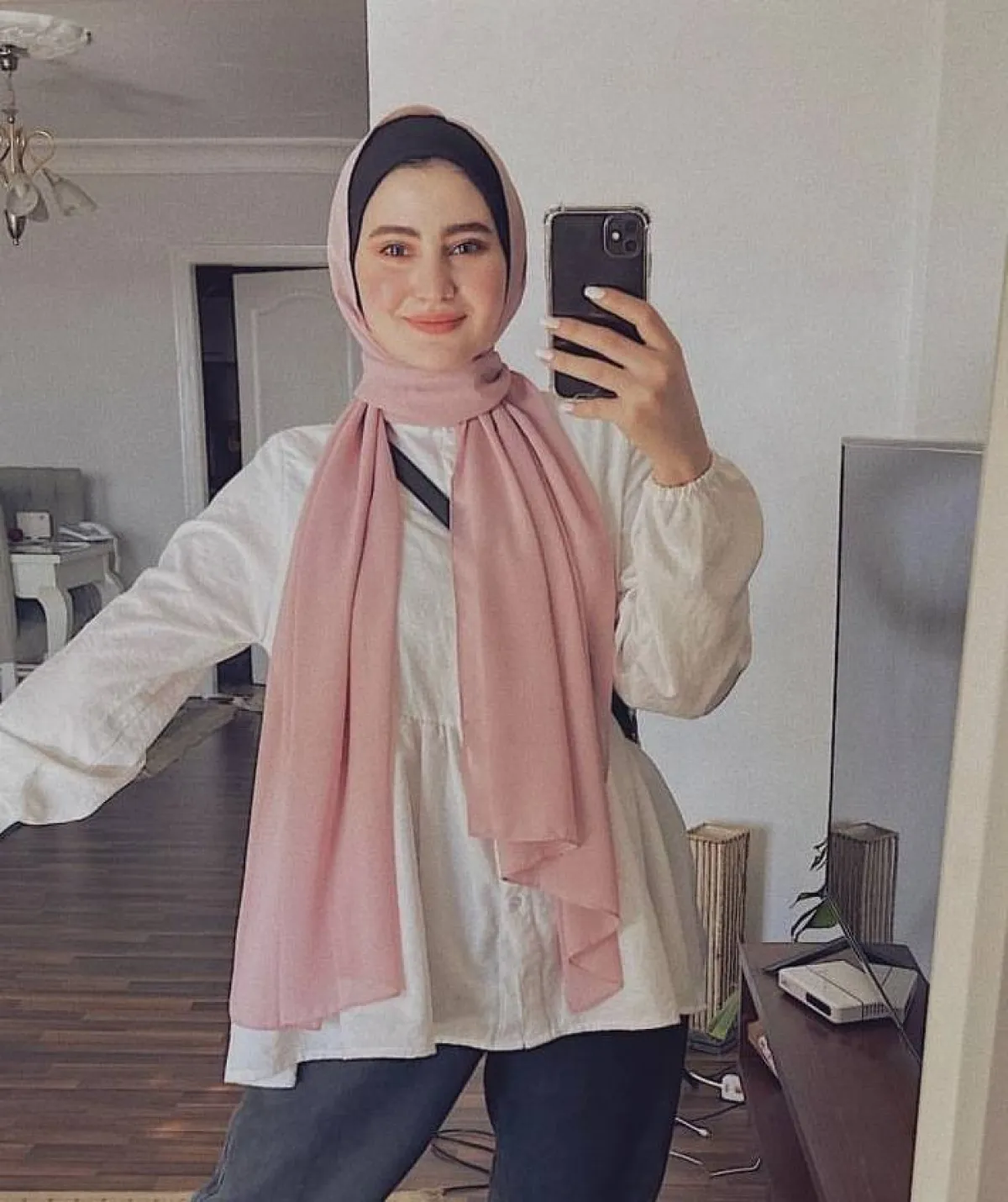 هاجر طارق بحجاب منسدل على الكتفين