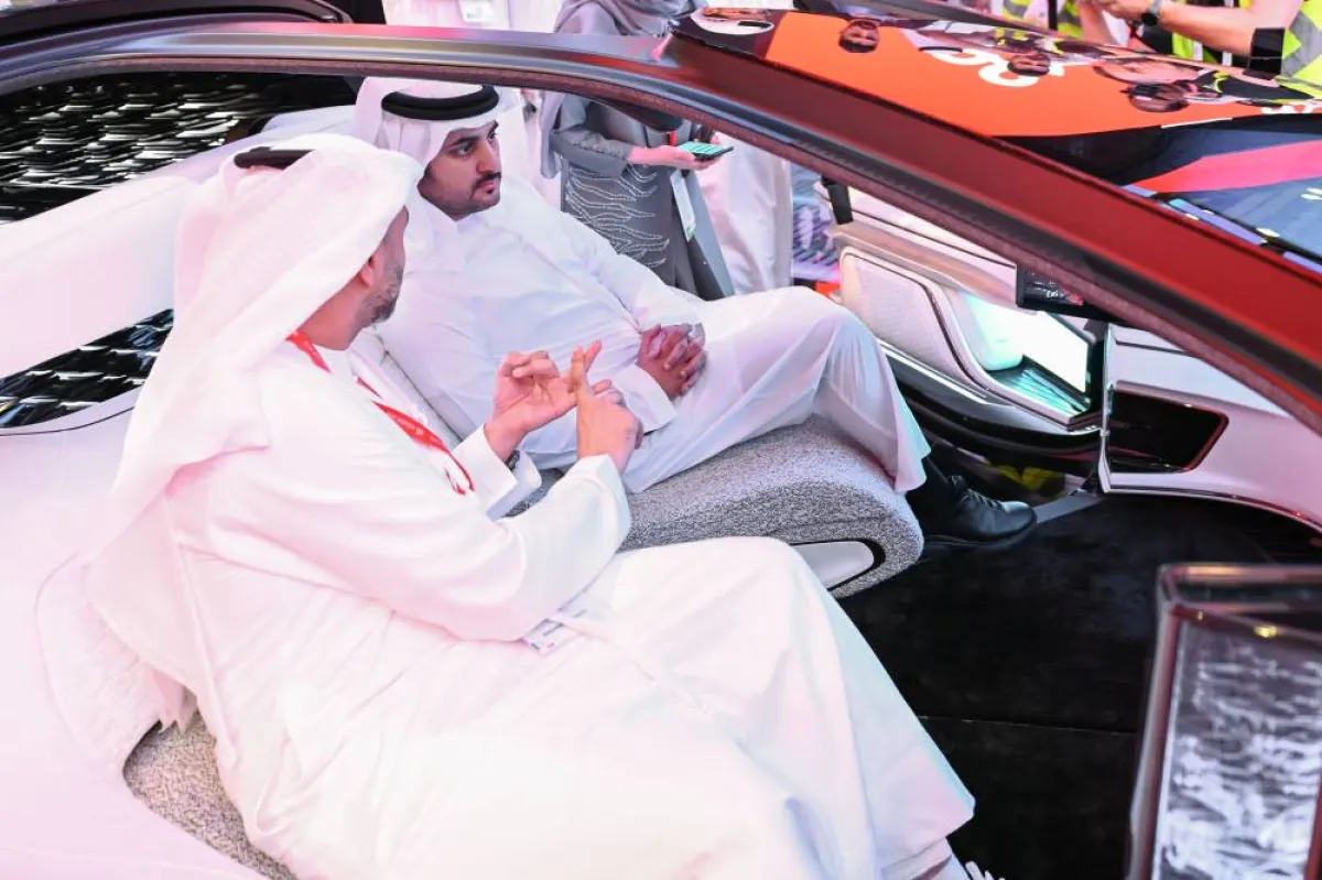 الشيخ مكتوم يطلع على المركبة الكهربائية. الصورة من مكتب دبي الإعلامي