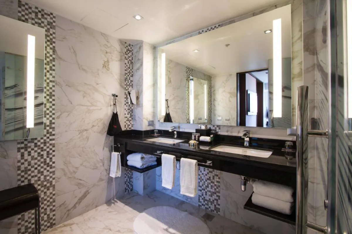 لقطة لأحد الحمامات في غرف فندق رينيسانس سانتياغو