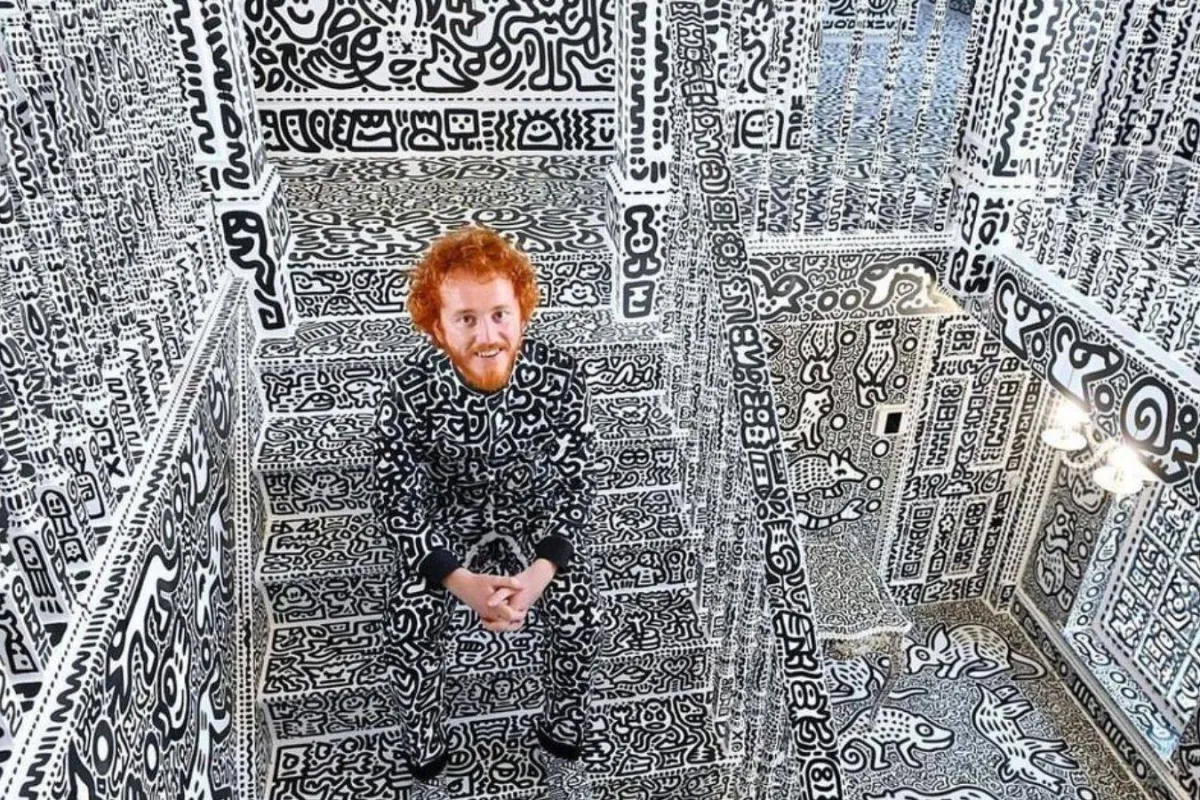 فنان بريطاني يغطي منزله بالخربشات