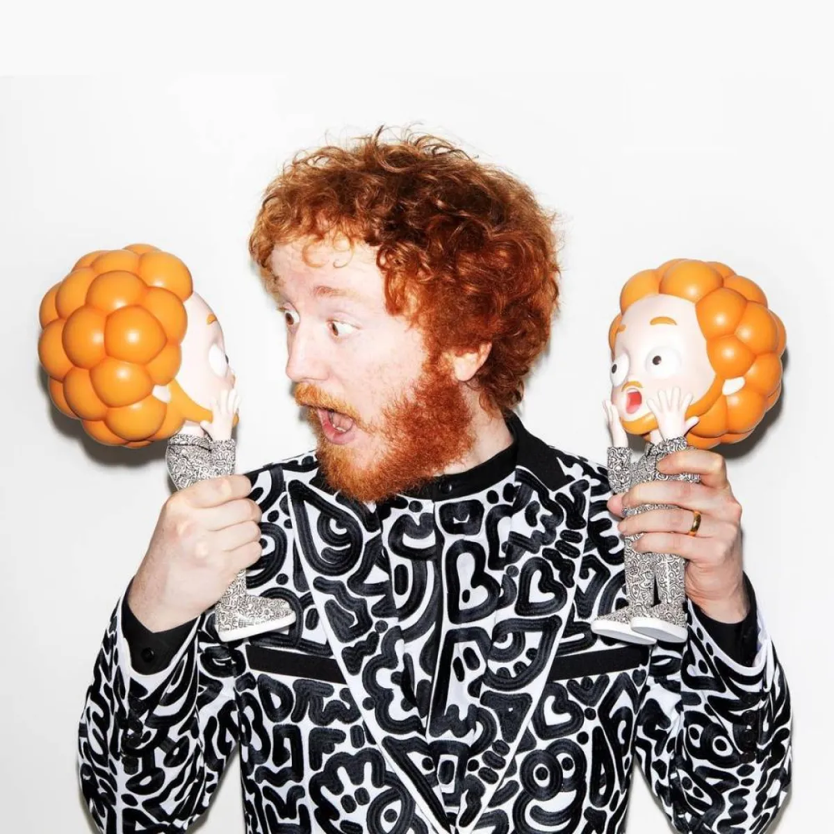 فنان بريطاني يغطي منزله بالخربشات