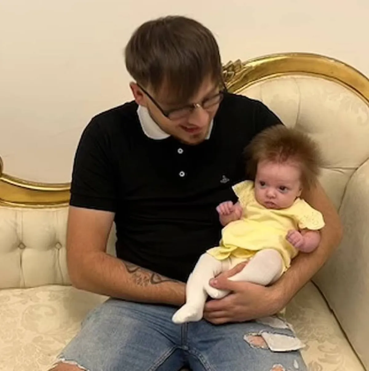 أم تتفاجأ بشعر طفلتها بعد 10 أسابيع من ولادتها