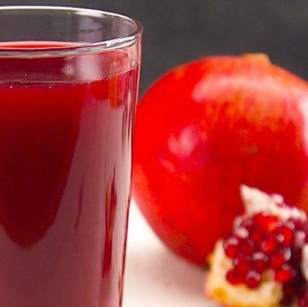 صورة لرمانة وكوب من العصير