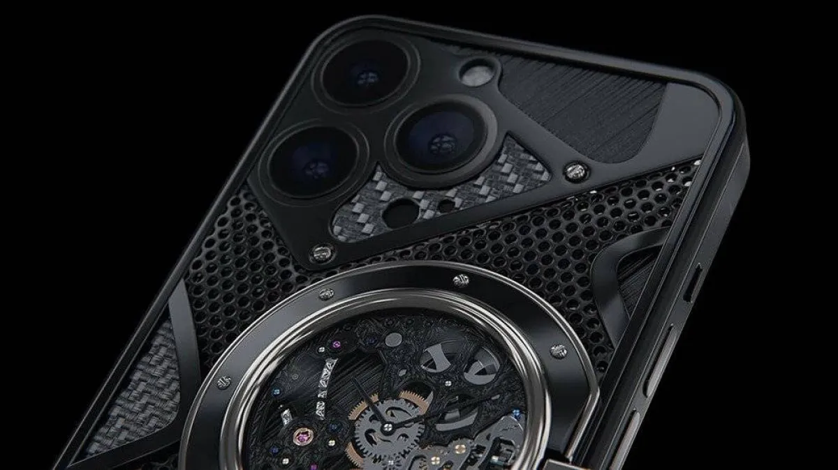 صورة هاتف آيفون 14 برو بإكسسوارات ساعة رولكس