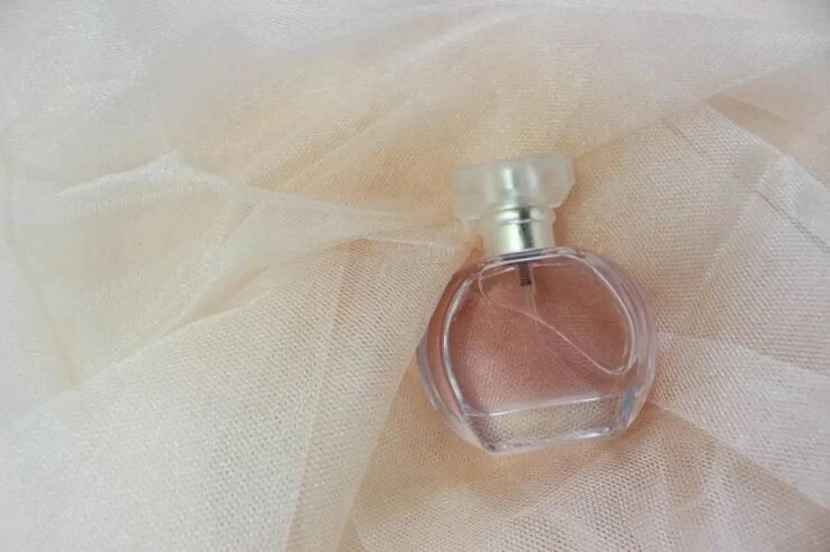 عطور نسائية، بزجاجات وردية