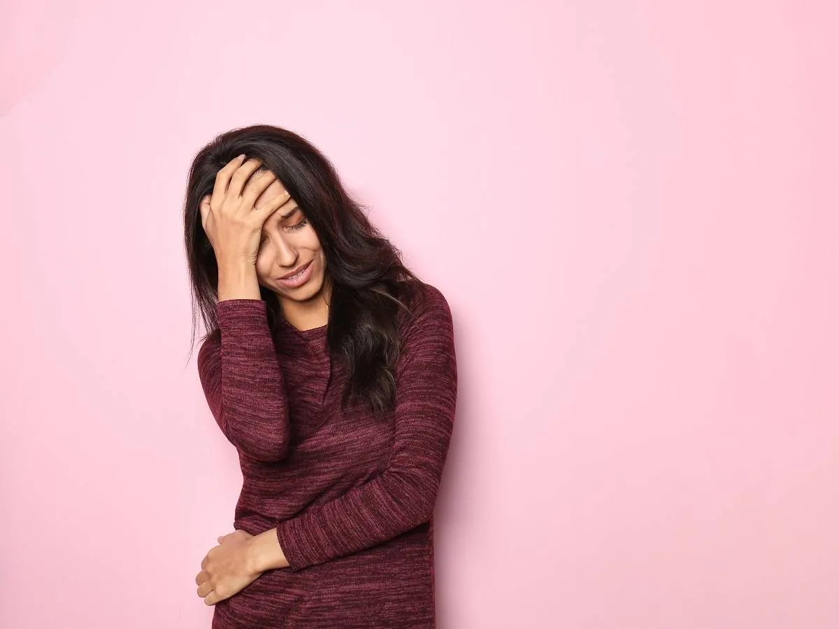 صورة لامرأة تعاني من الصداع