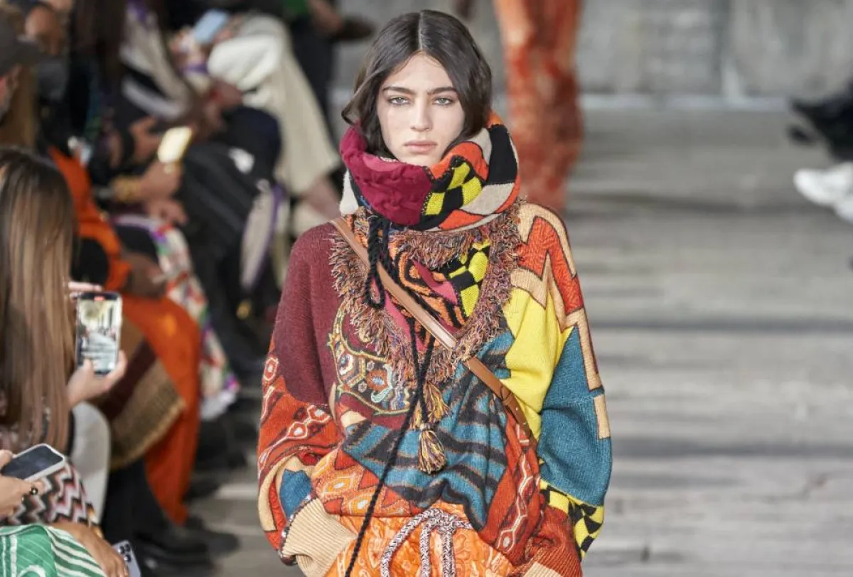 أوشحة مطبّعة من عروض خريف وشتاء 2022-2023